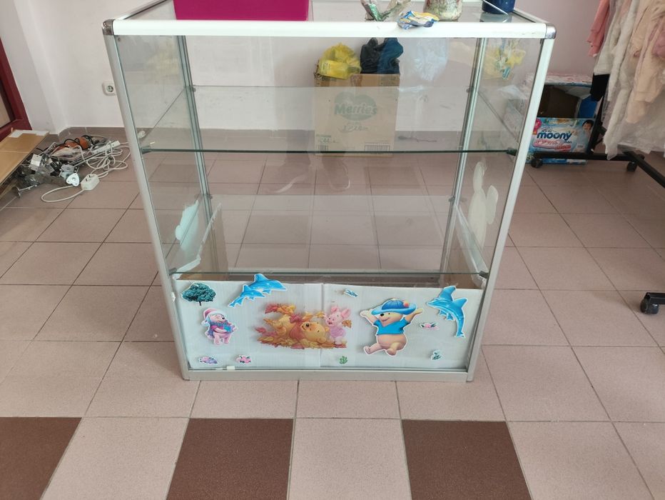 Стеклянный шкаф,