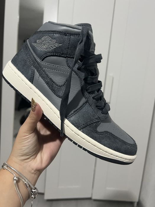 Jordan Wmns Air Jordan 1 Mid Se Grey