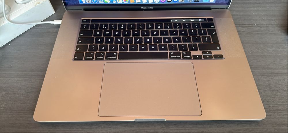 MacBook Pro 16 • Intel Core i7 • 16GB RAM • 500GB SSD • Stare Bună