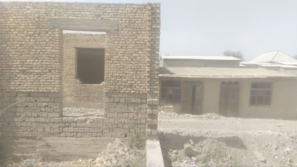 Uy sotiladi 6 sotix yangi bogʻda joylashgan  2.20 fundament quyilgan