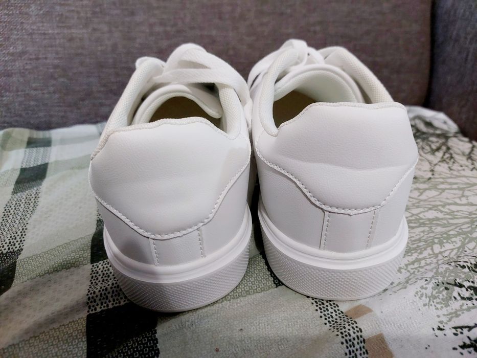 Нови бели маратонки