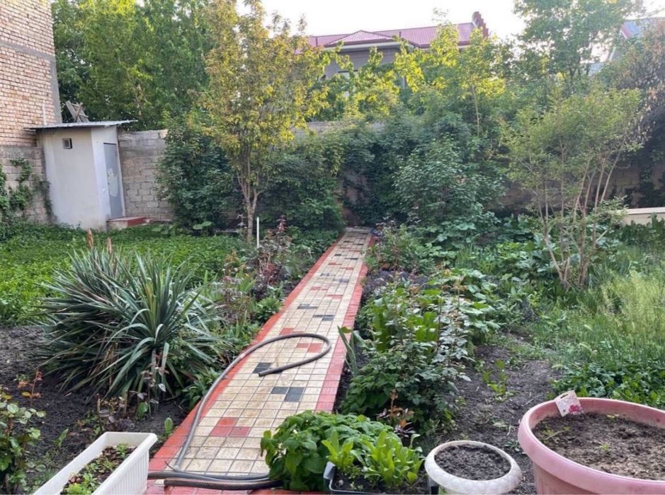 Yangi Hayot tumanida keng va qulay 3 qavatli uy sotuvda.