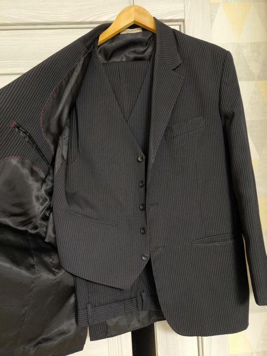 Продам мужские костюмы