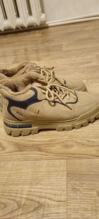 Продам мужские зимние ботинки