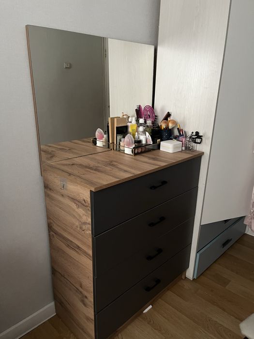 комод с зеркалом