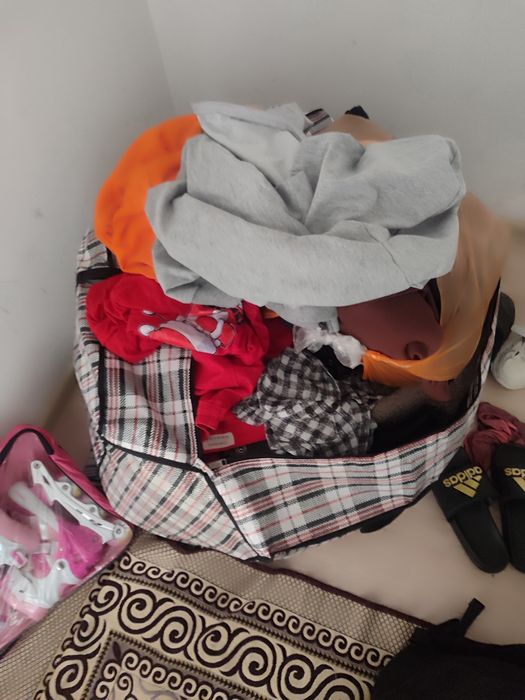 Бір сумка әйел киімдері