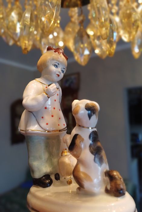 Фарфоровая статуэтка Девочка с собачкой