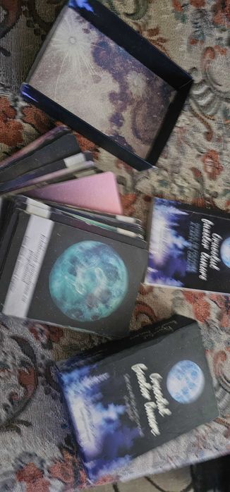 setul de cărți oracol "Oracolul fazelor lunare" de Yasmin Boland.