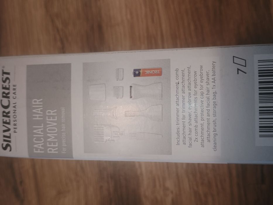 Acest produs este un aparat de îndepărtat părul facial SilverCrest. 
Include accesorii versatile pentru tunderea sprâncenelor, bărbii și părului din n