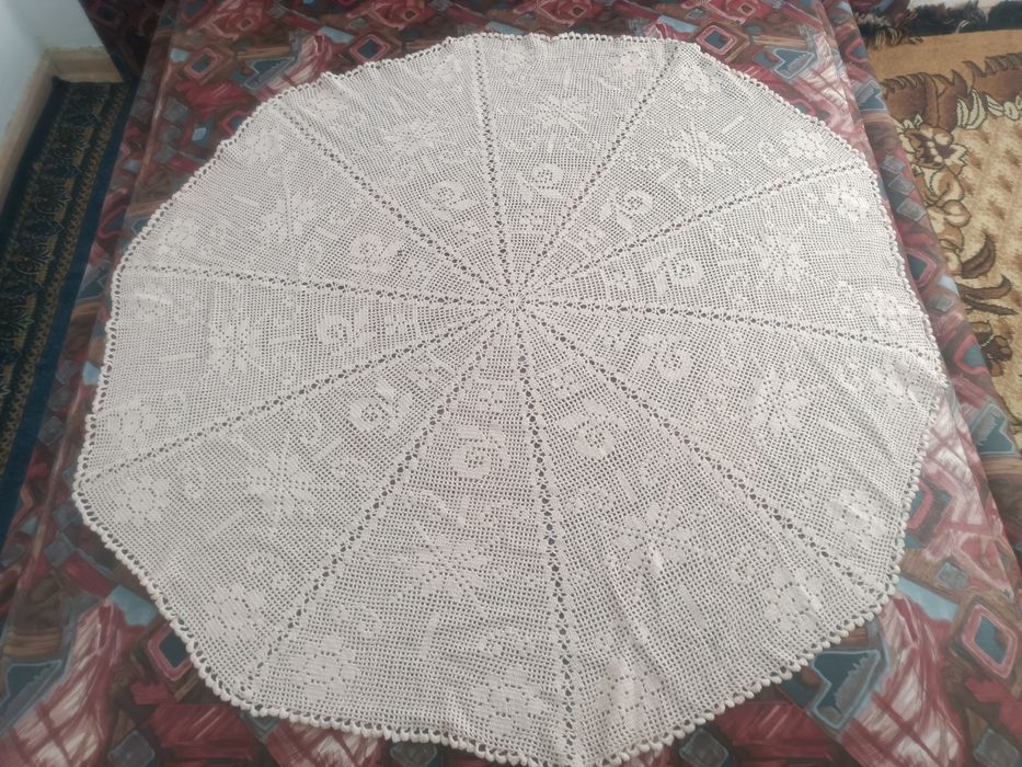 Ръчно плетена покривка за маса 145см.