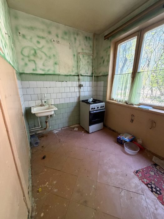 Навои шахар милий банк. Оркасидан 1 этаж 3 хоналик квартира сотилади