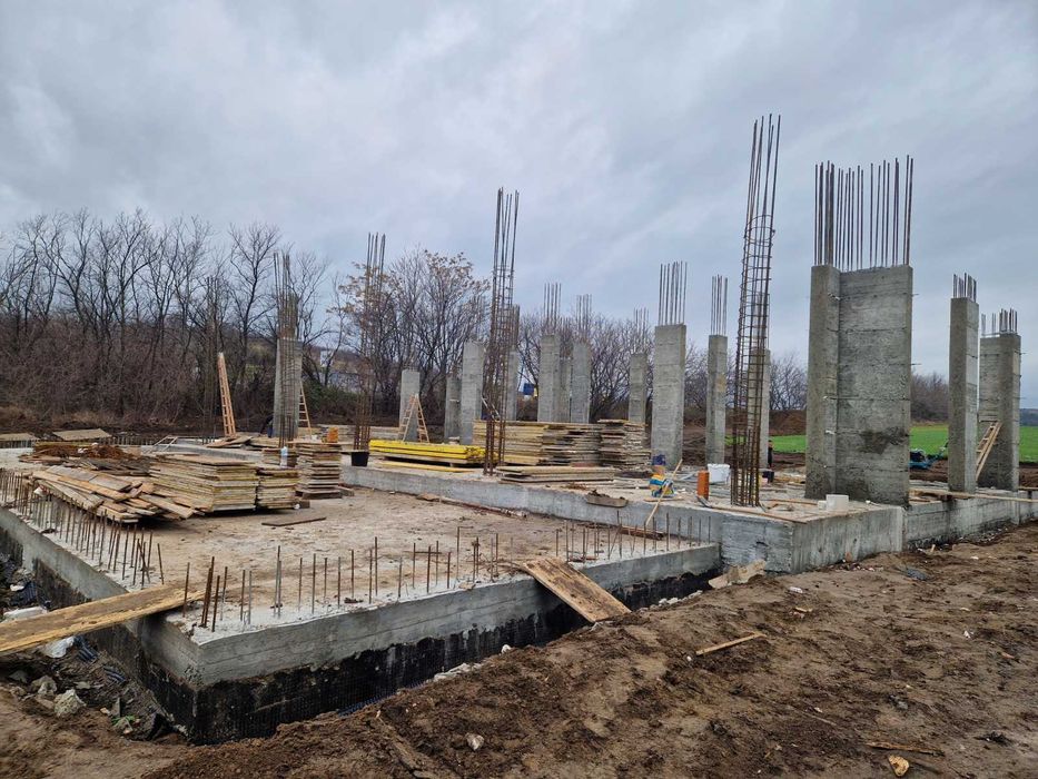 Продавам два двустайни апартамента в кв. Ветрен до Болница Дева Мария