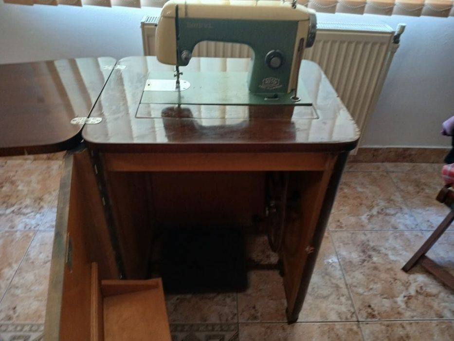 Mașina de cusut Ileana lemn masiv