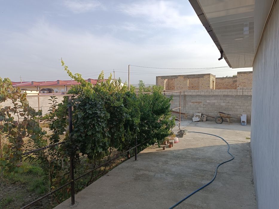 Навоий шахарга Чўтқарага яқин чиройли уй углавой ховли 7 сотих 6 хона