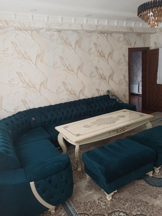 Мягкий уголок +2пуфик+стол