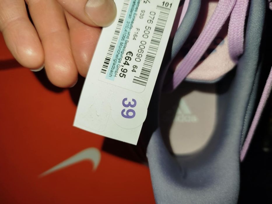 Vând adidasi adidas !