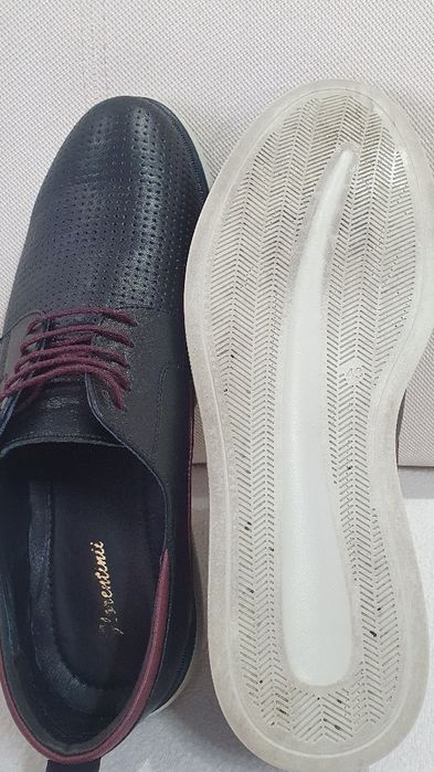 Pantofi Bărbați din piele nr 43 purtați o singură dată.