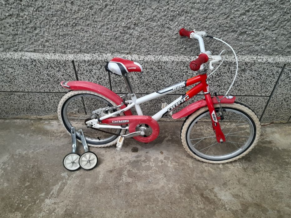 Детско червено колело с помощни колела