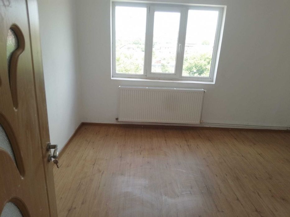 Vand apartament 2 camere semidecomandat zona Centrala Filiasi