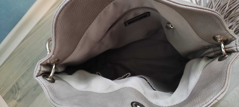 Дамска чанта в бежов цвят