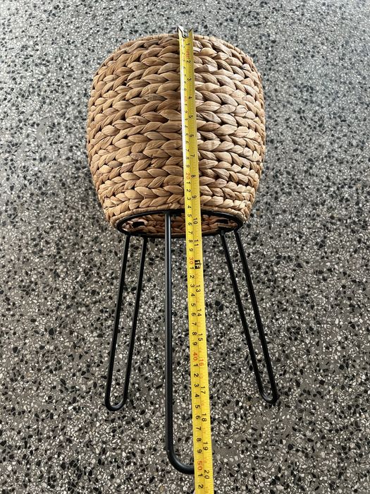 Ратанова кашпа с метални крачета / саксия