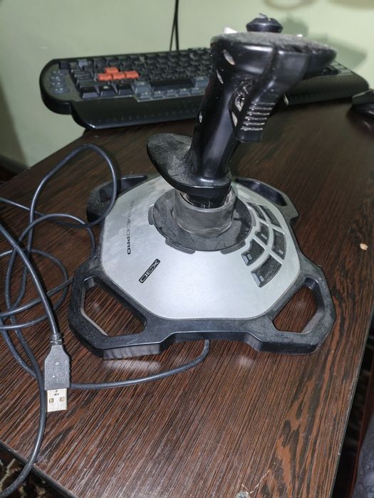 Logitech g extreme 3D pro Parvoz simulyatorlari uchun joystik.