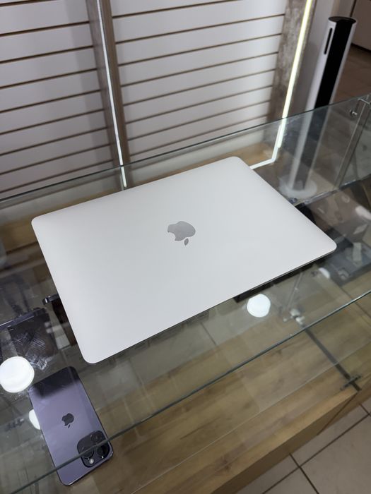 Продаю MacBook Air M1 256GB