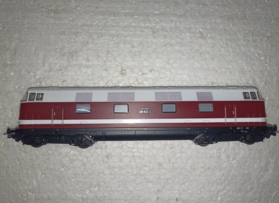 Piko BR118 locomotiva digitală cu sunete 
Lumini frontale albe
Tracțiu