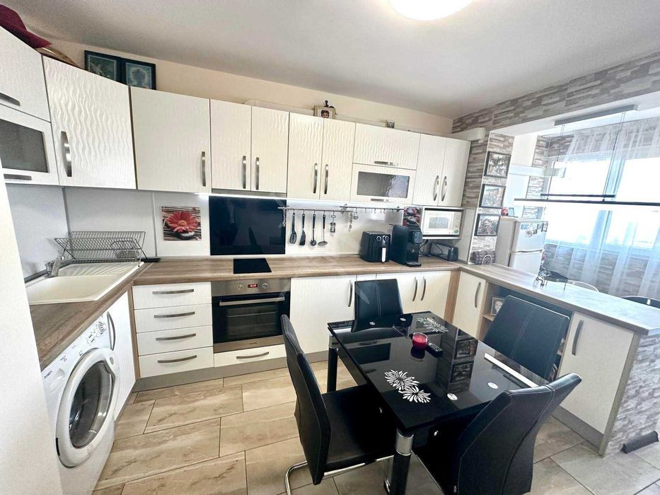 Продава се Тристаен апартамент в Бургас, Славейков - 65 кв.м за 1539 €/кв.м - Снимка #2