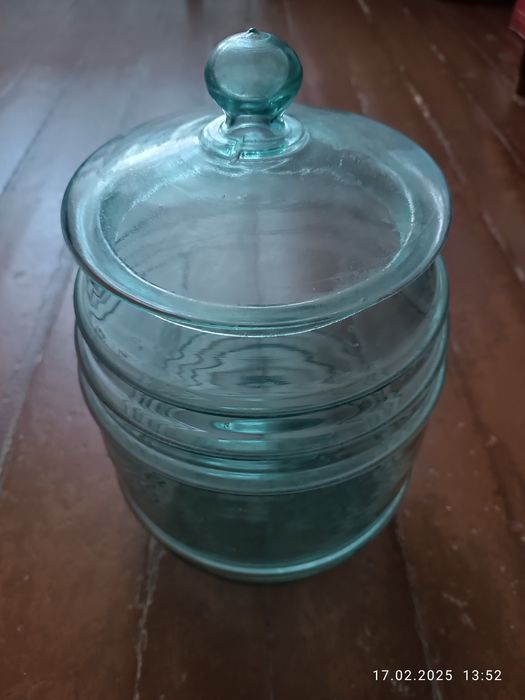 Стеклянный бочонок с крышкой.