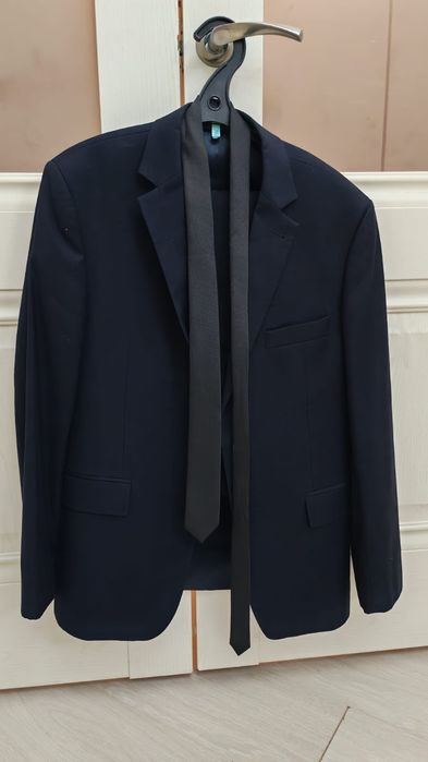 Продаются темно синий костюм