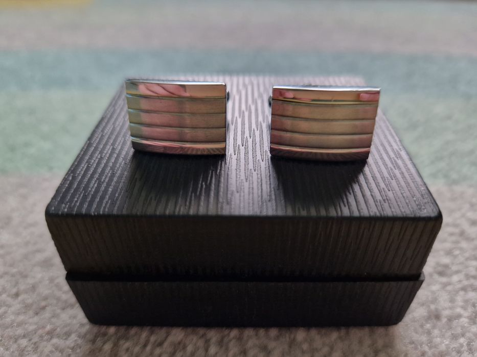 Butoni dreptunghiulari pentru camasa