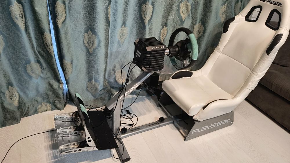 Cockpit Playseat Evolution - baza Fanatec CSL DD, volan Grand turismo Fanatec - schimbător 8 trepte, pedale cu ambreaj