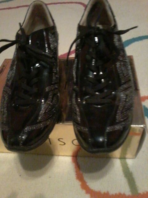 много красиви дамски модерни обувки за сезона 40 номер-25лв.