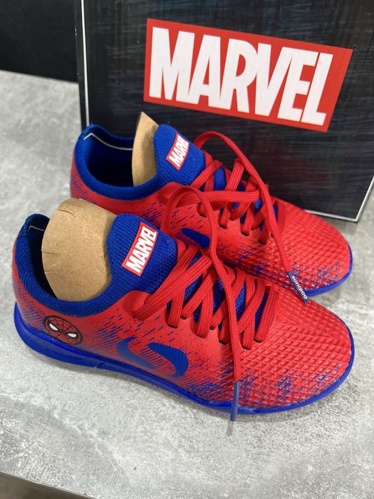 НАМАЛЕНИ Чисто нови обувки за футбол, SONDICO MARVEL стоножки