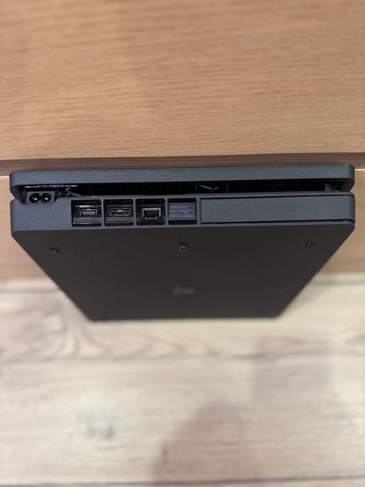 PlayStation 4 slim 1Tb +5игри