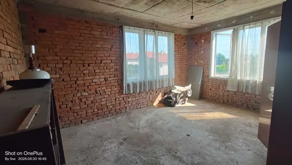 Продаваме масивна извънградска двуетажна жилищна сграда директно от собственик!