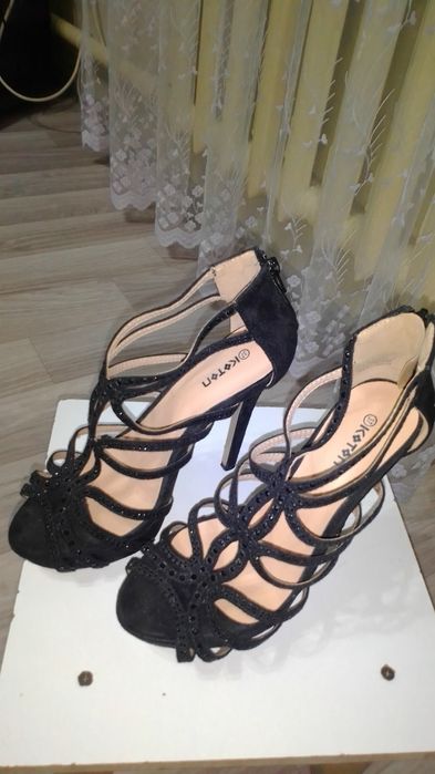 Продам босоножки