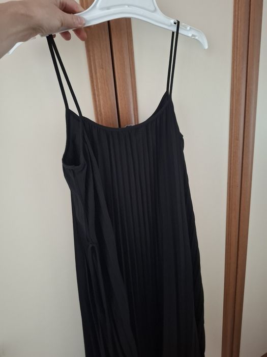 Плисирана черна рокля h&m
