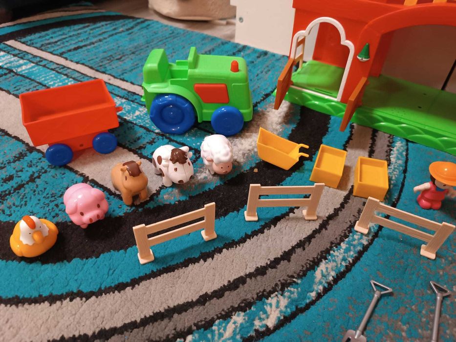 Casuta de ferma cu tractor, fermieri , si animale, cu sunete si lumina