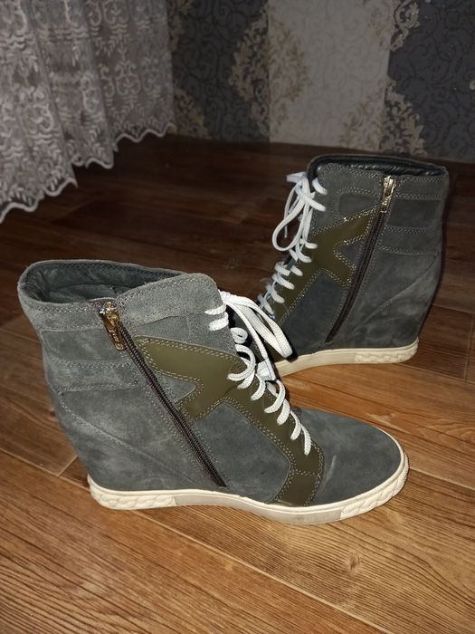 Продам ботинки сникерсы хорошее состояние