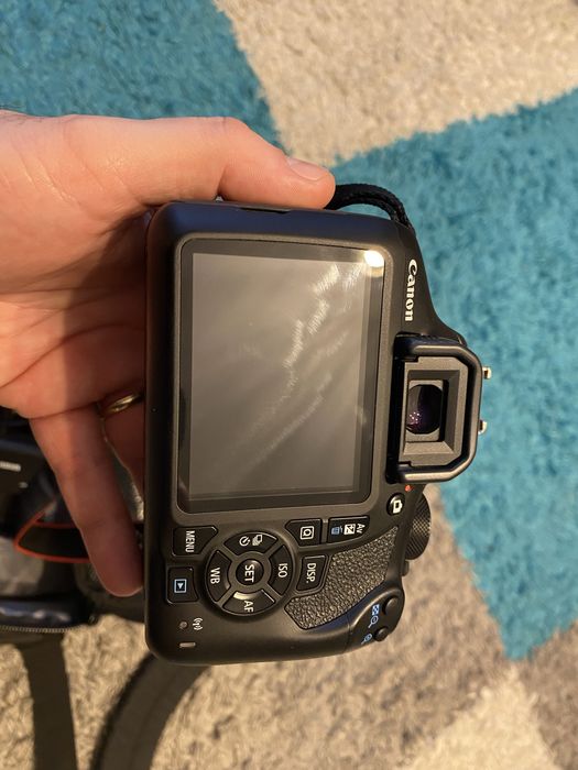 Canon EOS 1300D + obiectiv EF-S 18–55mm IS