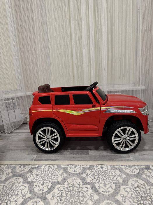 Детская машина от 1годадо 5лет  есть зарядка и пульт почти новая  уни