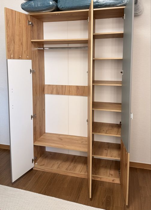 Распашной платяной шкаф