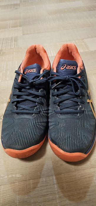 Продавам дамски маратонки Asics