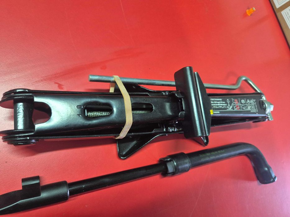 Cric AUTO OEM VOLVO C30 C70 S40 V50 XC40 XC60 S60 S90 - 1000 KG + Cheie Originala !
