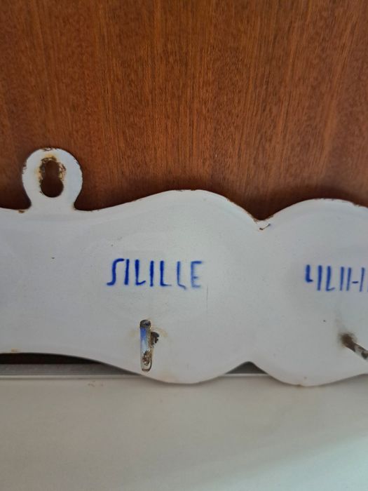 Стара емайлирана закачалка