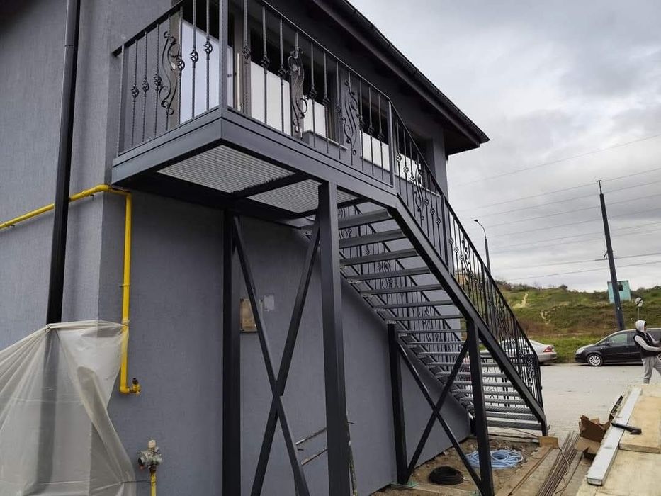 Vând scarii metalice zincate exterioare și pentru incendii , platforme