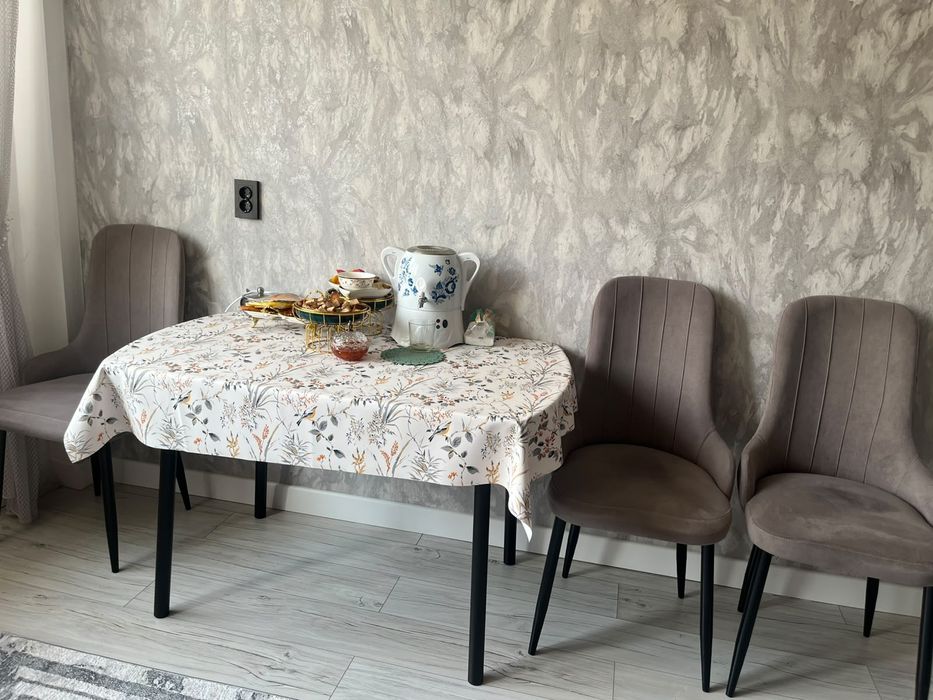Продаётся кухонный стол и стулья