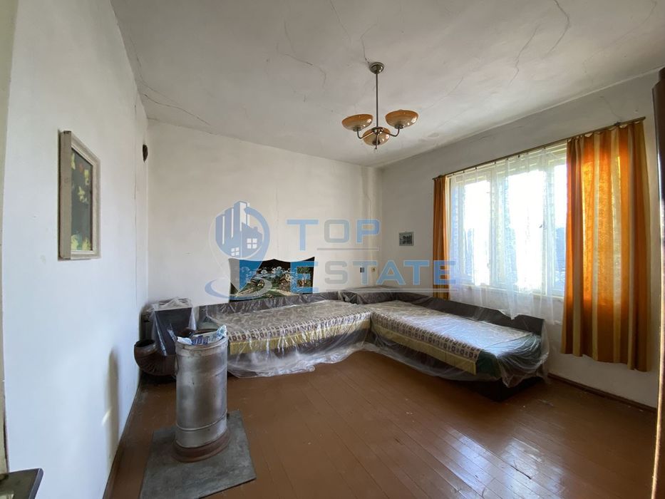 Едноетажна тухлена къща в близост до центъра на с. Патреш, област Вел